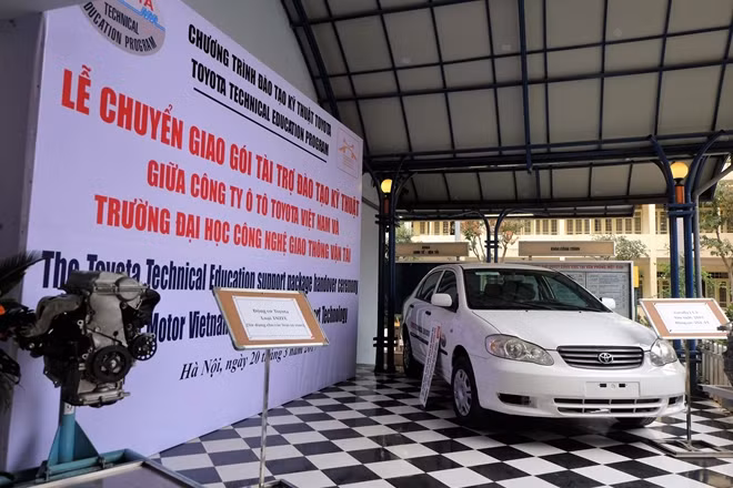 Chiếc Corolla đời 2001 và động cơ xe vừa được Toyota Việt Nam trao tặng cho trường Đại học công nghệ Giao thông vận tải - Ảnh: Bobi