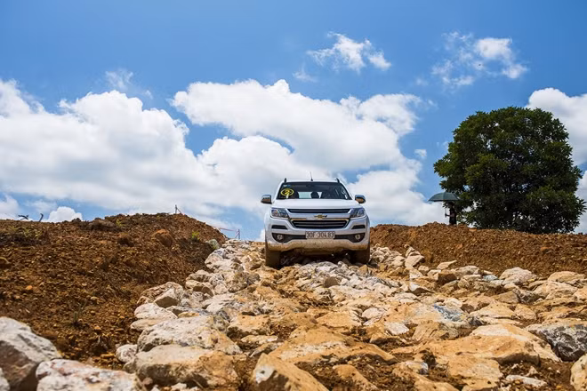 Trailblazer vận hành trên đường gồ ghề.