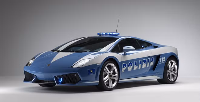 Lamborghini Gallardo LP560-4 Lamborghini đã tặng chiếc Gallardo LP560-4 này cho cảnh sát Ý năm 2008. Sau khi được bổ sung thêm "hệ thống dữ liệu video bằng chứng" vào ăng-ten định vị GPS, siêu xe cảnh sát này chưa bao giờ thất bại trong bất kỳ cuộc truy đuổi nào.