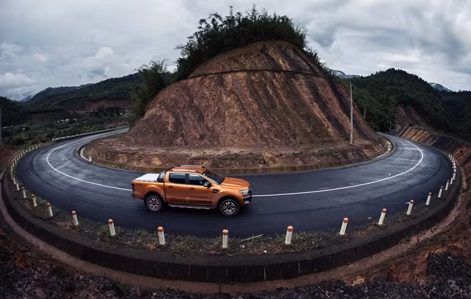 Bản Ford Wildtrak 2.2L AT 4x4 vừa tham gia thị trường ô tô Việt Nam
