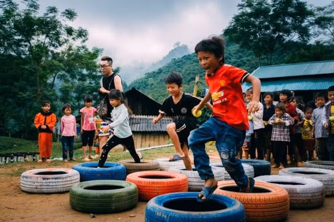 Các em học sinh hào hứng tham gia xây dựng sân chơi tại điểm trường Đán Mẩy (tỉnh Bắc Kạn)
