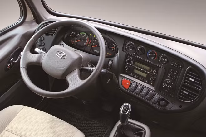Khu vực điều khiển vẫn mang nét đặc trưng của dòng xe Hyundai County.