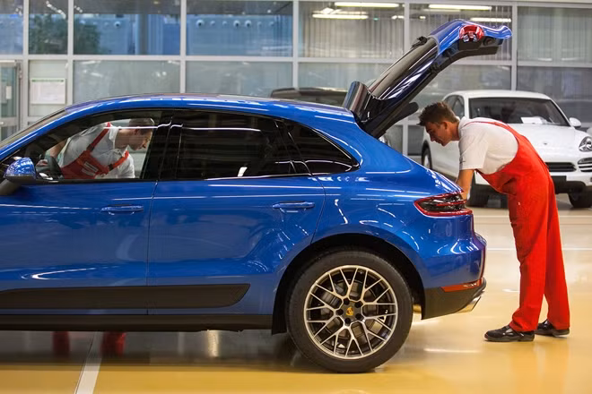 Khoản lợi nhuận thu được từ một chiếc Porsche mới khá cao - Ảnh: Bloomberg