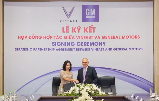 Bà Lê Thị Thu Thủy - Phó Chủ tịch Vingroup kiêm Chủ tịch Vinfast và ông Barry Engle - Phó Chủ tịch điều hành kiêm Chủ tịch GM quốc tế ký hợp đồng hợp tác chiến lược tại thị trường Việt Nam.