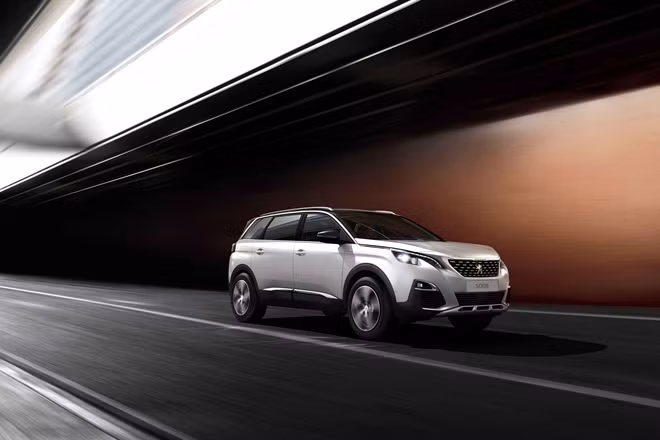 Peugeot 5008 được phân phối theo hình thức nhập khẩu nguyên chiếc