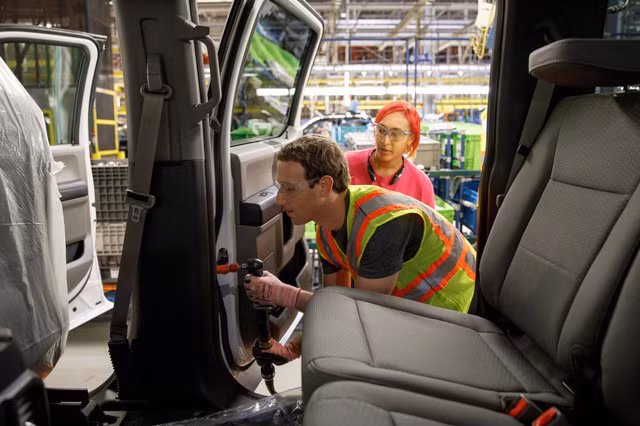 Ông chủ Facebook lắp xe bán tải F-150 trong quá trình đến thăm nhà máy Ford tại Michigan - Ảnh: Business Wire