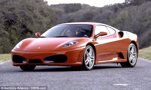 Siêu xe Ferrari F430 tương tự chiếc xe của Tổng thống Mỹ Donald Trump sắp đưa lên sàn đấu giá - Ảnh: Daily Mail