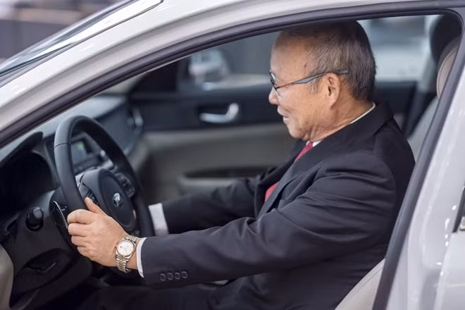 HLV trưởng tuyển U23 Việt Nam Park Hang Seo trên chiếc Optima vừa được Thaco trao tặng