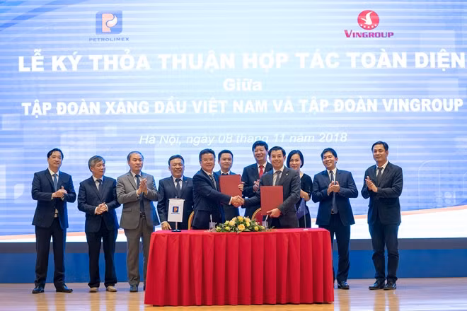 Các lãnh đạo của Vingroup và Petrolimex tại lễ ký kết hợp tác chiến lược chiều ngày 8/11/2018.
