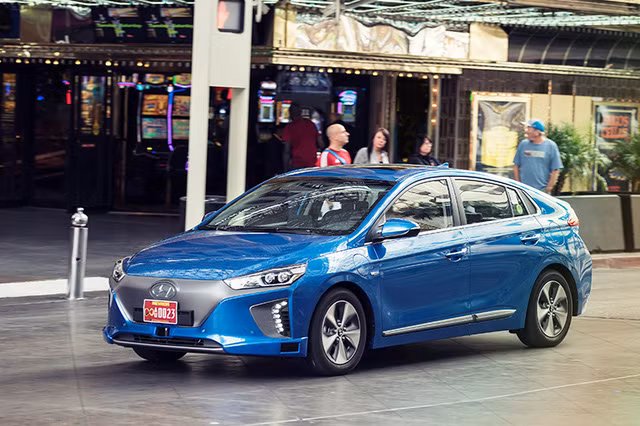 Hyundai Ioniq "tham chiến" trong phân khúc xe tự lái