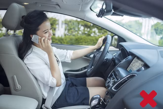 Sử dụng điện thoại di động khi đang lái xe tiềm ẩn nhiều nguy cơ dẫn đến tai nạn giao thông - Ảnh minh hoạ.