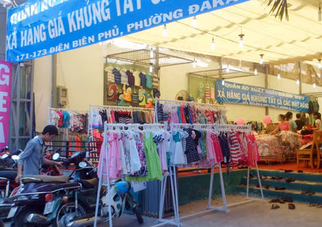 Hàng ngàn sản phẩm quần áo xuất khẩu giảm giá bán tại shop trên đường Điện Biên Phủ, quận 1.