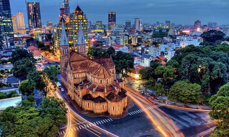 Đường phố TP Hồ Chí Minh được trang hoàng chào đón đại lễ kỷ niệm 40 năm giải phóng miền Nam, thống nhất đất nước.
