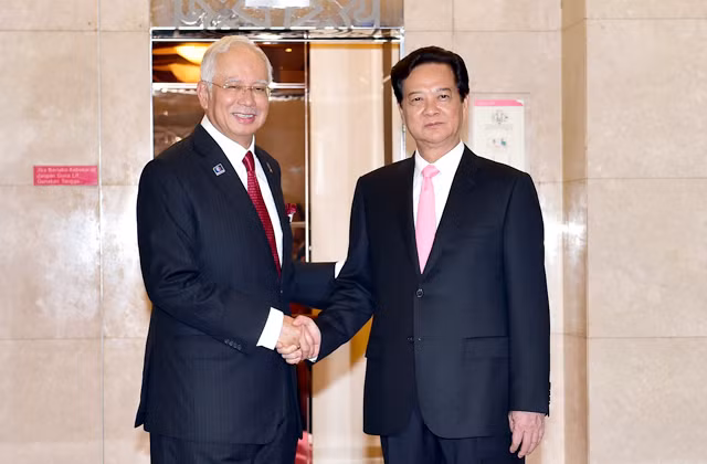 Thủ tướng Malaysia Najib Rajak chào đón Thủ tướng Nguyễn Tấn Dũng. Ảnh: VGP/Nhật Bắc