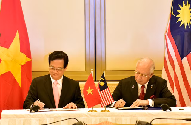 Thủ tướng Nguyễn Tấn Dũng và Thủ tướng Najib Rajak ký Tuyên bố về khuôn khổ Đối tác chiến lược Việt Nam-Malaysia. Ảnh: VGP/Nhật Bắc.