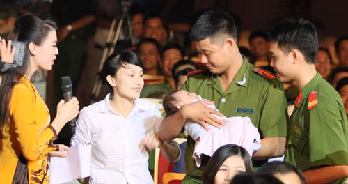 2 chiến sĩ Công an huyện Quốc Oai gặp lại mẹ con người phụ nữ đã được họ giúp đỡ. 2 chiến sĩ Công an huyện Quốc Oai gặp lại mẹ con người phụ nữ đã được họ giúp đỡ.