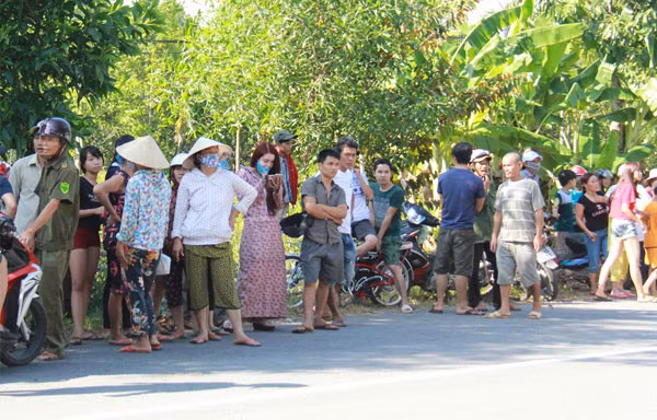 Người dân địa phương kéo đến chứng kiến vụ việc. Người dân địa phương kéo đến chứng kiến vụ việc.