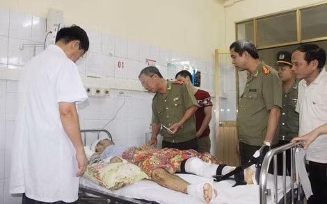 Đại tá Đặng Văn Lân, Phó Tổng Biên tập Báo CAND và đại diện Công an tỉnh Quảng Ninh thăm hỏi nạn nhân Cao Tiến Vĩ.