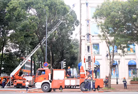 Lực lượng Cảnh sát PCCC triển khai diễn tập chữa cháy tại nhà cao tầng.