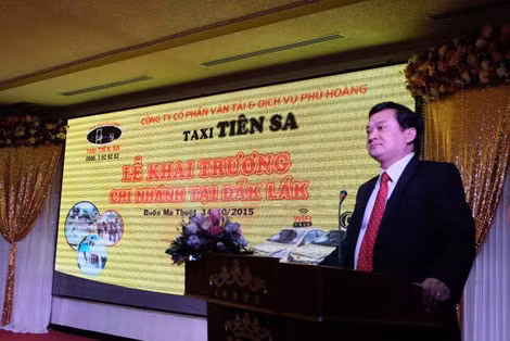 Ông Lê Vinh Quang, Chủ tịch HĐQT Công ty CP Vận tải và Dịch vụ Phú Hoàng phát biểu cam kết tại buổi lễ.
