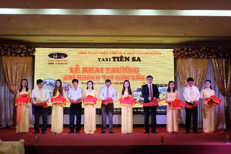 Các đại biểu tham dự cắt băng khai trương tại buổi lễ.