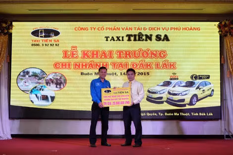 Trao học bổng cho các sinh viên Trường Đại học Tây Nguyên.