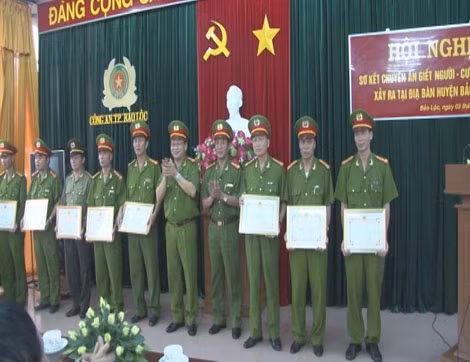 Khen thưởng lực lượng phá án.
