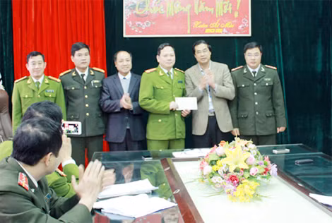 Lãnh đạo huyện Sa Pa khen thưởng cán bộ, chiến sĩ Công an huyện. Lãnh đạo huyện Sa Pa khen thưởng cán bộ, chiến sĩ Công an huyện.