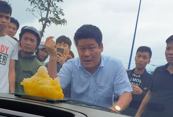 Nguyễn Tấn Lương cùng một số đối tượng lúc xảy ra vụ việc.