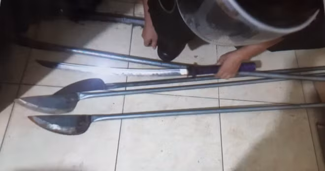 Hung khí công an thu giữ từ các đối tượng.