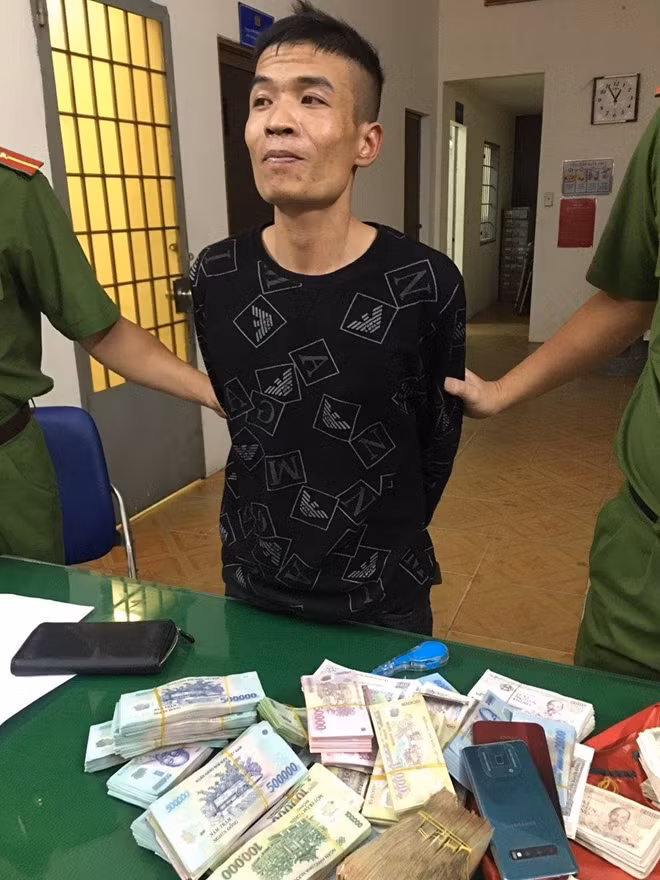 Toàn cùng số tiền vừa trộm cắp.