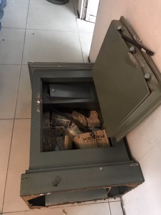 Két sắt của cử hàng bị Nguyễn Quốc Toàn phá hỏng để trộm tiền.
