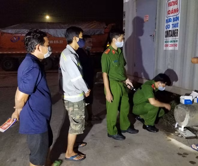 Công an test nhanh ma túy đối với tài xế và phụ xe.
