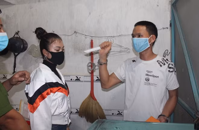 Hung thủ thực nghiệm lại cảnh ra tay đâm cô gái.