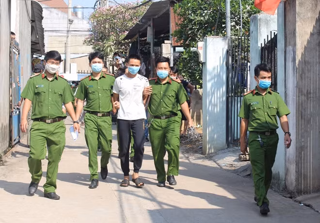 Công an đưa Mười đến thực hiện hiện trường.