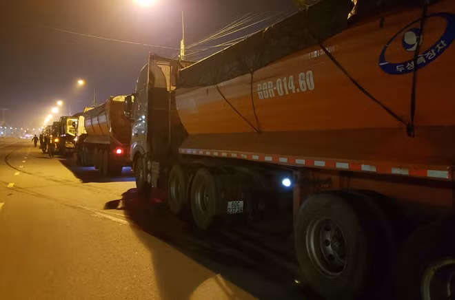 Đoàn xe "vua" chở than bị bắt giữ trong đêm.