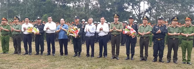 Lãnh đạo Tỉnh Ủy, UBND tỉnh Đồng Nai chúc mừng đại diện tổ công tác.