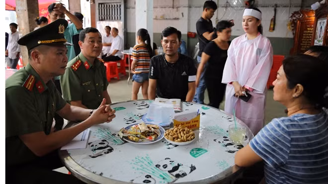 Thiếu tá Nguyễn Thái Bình động viên, chia sẻ nỗi đau mất mát của gia đình anh Quang.