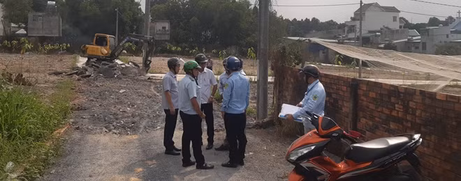 Cưỡng chế khu đất nông nghiệp được làm đường bê tông để phân lô bán nền trái phép.