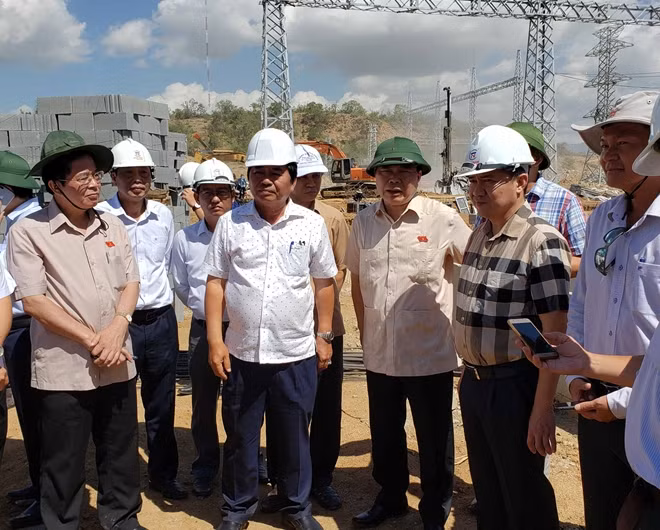Phó Chủ tịch Quốc Hội Phùng Quốc Hiển chỉ đạo tại hiện trường dự án.