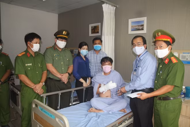 Đại diện các đơn vị đến thăm, động viên anh Đáng.
