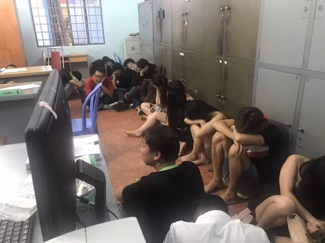 Những người dương tính với ma túy tại cơ quan Công an.