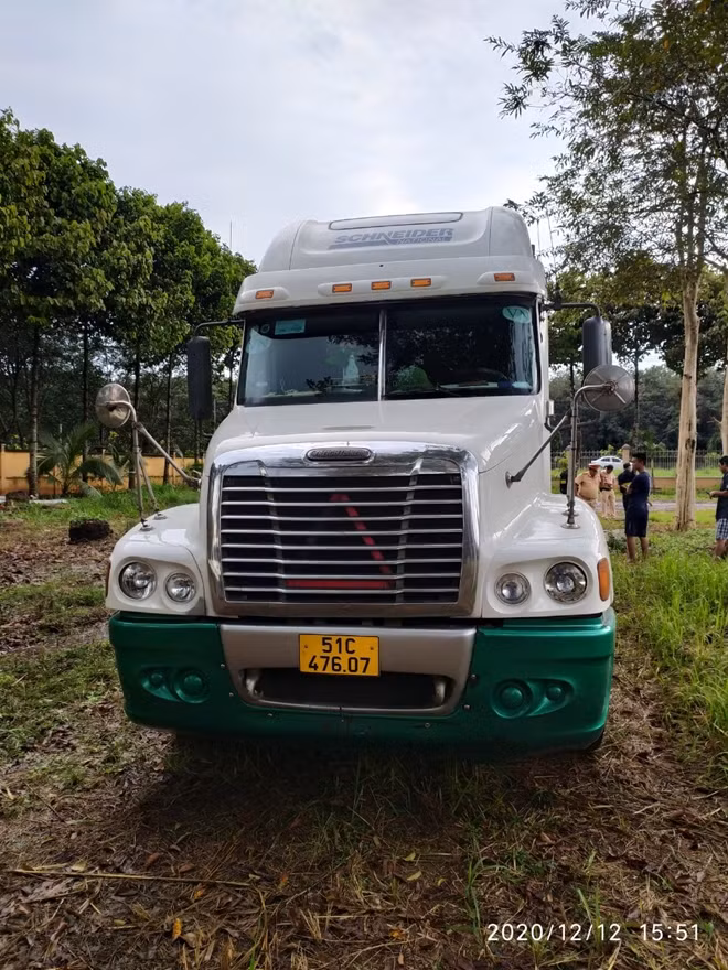 Xe container chở rượu lậu bị tạm giữ.