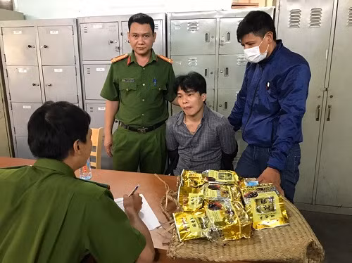Đối tượng cùng tang vật tại cơ quan công an.