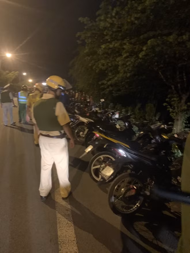 Công an bắt giữ phương tiện và những người tham gia đua xe.