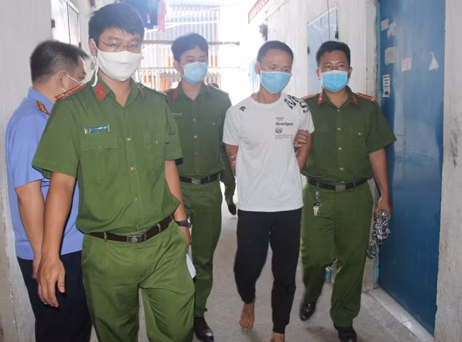 Đậu Đức Mười được dẫn tới hiện trường gây án.