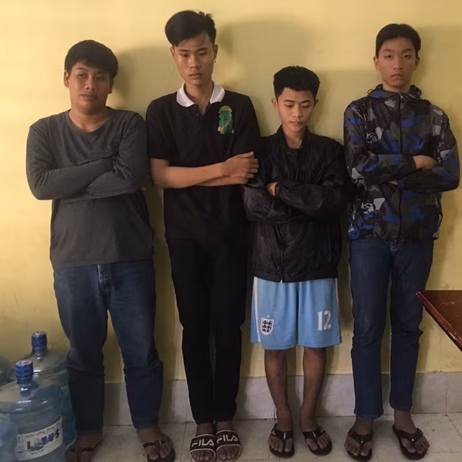 Bốn đối tượng bị bắt về cơ quan Công an.