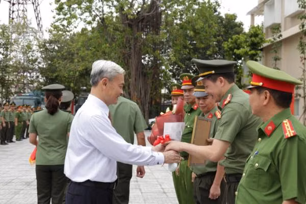 Bí thư Tỉnh ủy Đồng Nai trao thư khen cho các tập thể, cá nhân.