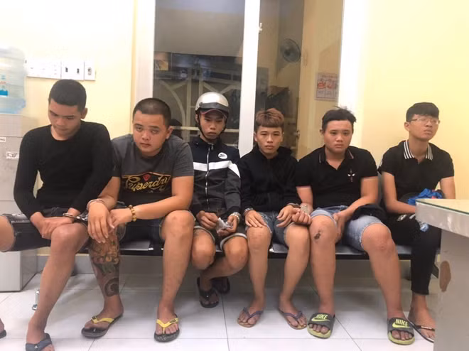 Các đối tượng bị bắt về trụ sở Công an.