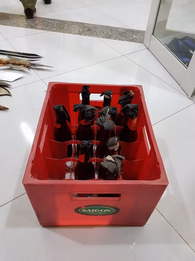 Những chai xăng Công an thu giữ từ nhóm đối tượng.